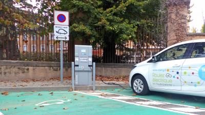 Borne de recharge électrique pour véhicules